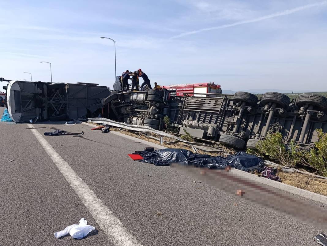 Son dakika! Manisa'da yolcu otobüsü ve TIR çarpıştı: Çok sayıda ölü var 1